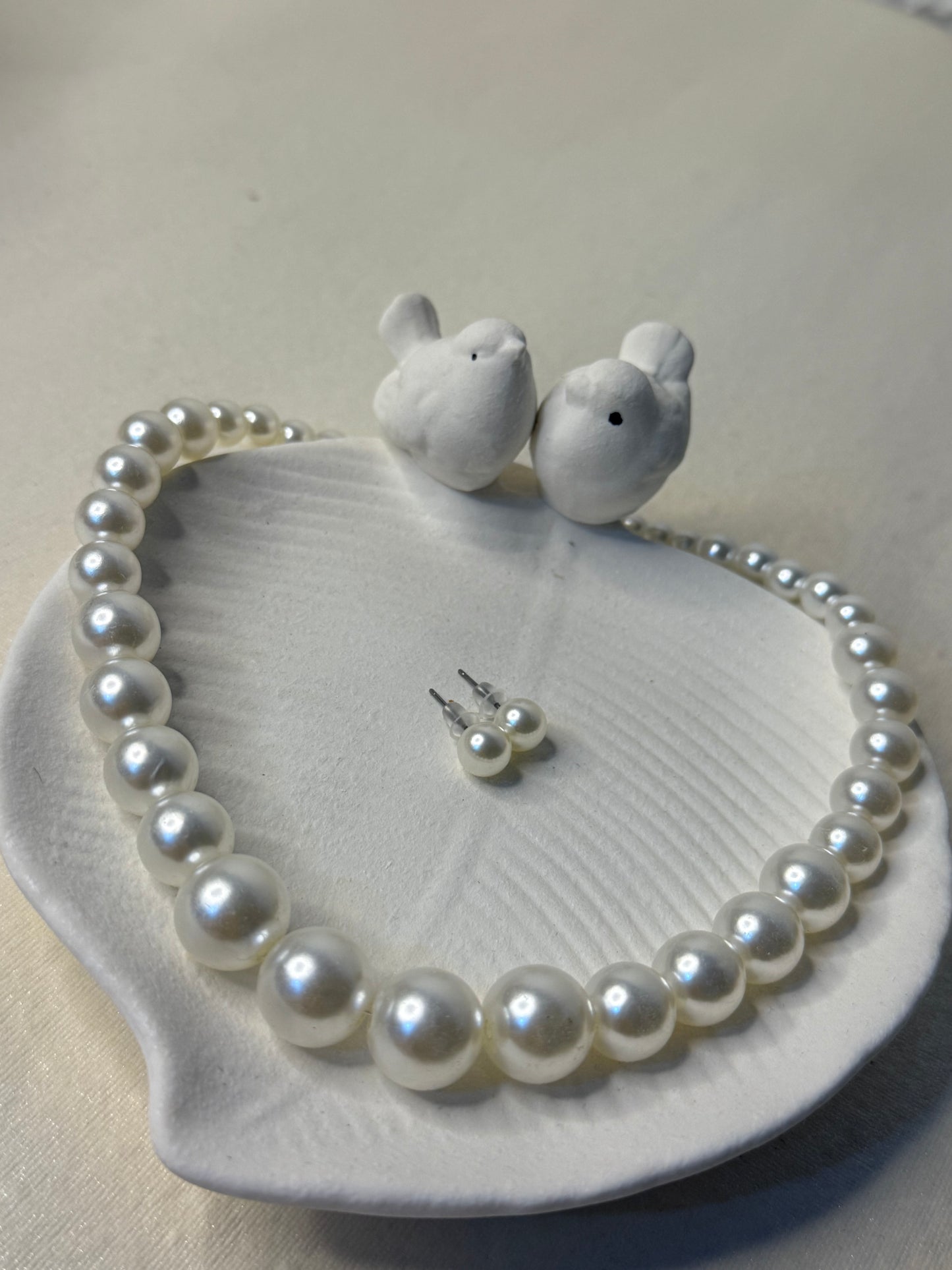 Pearl choker and studs