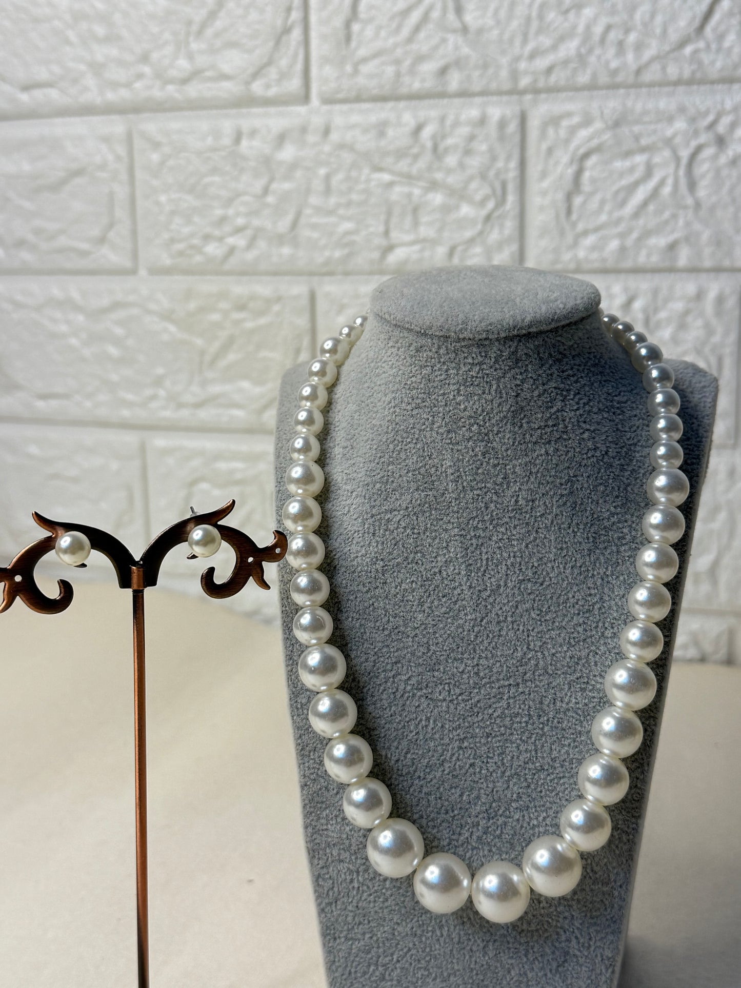 Pearl choker and studs
