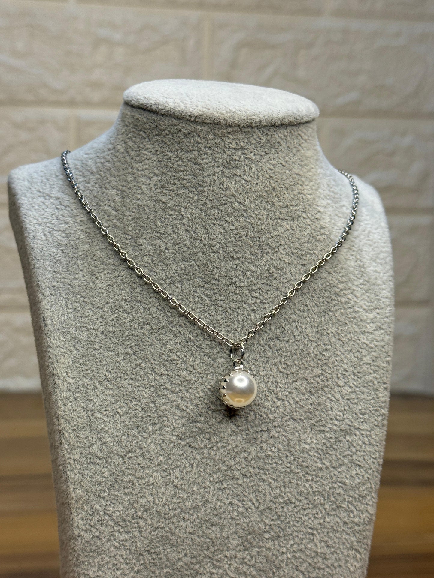 Dot Pearl Necklace