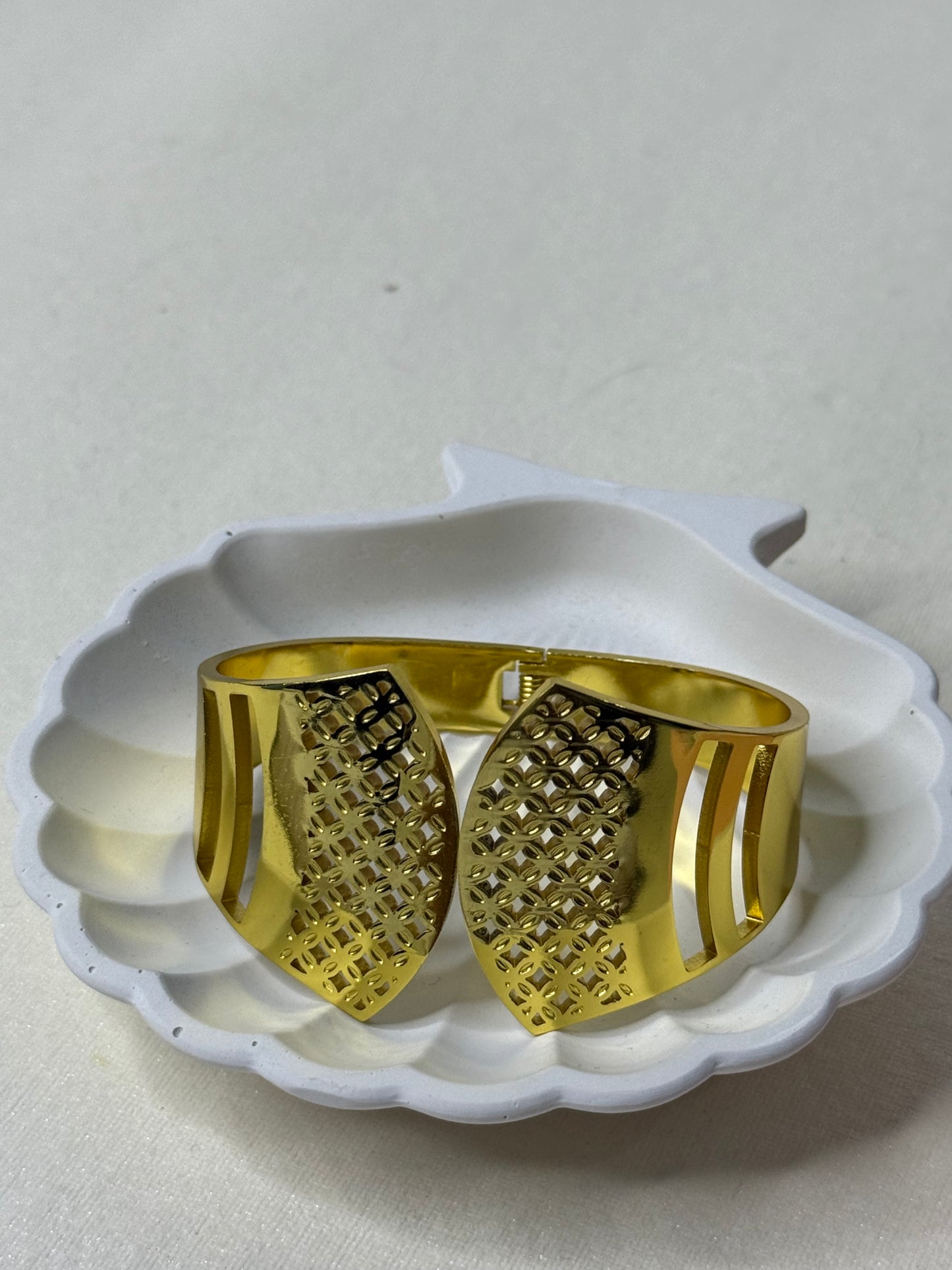Golden lattice Cuff