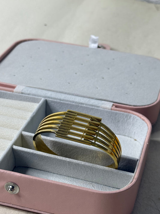 Ribbed Radiance Cuff
