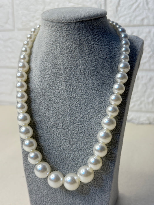 Pearl choker and studs