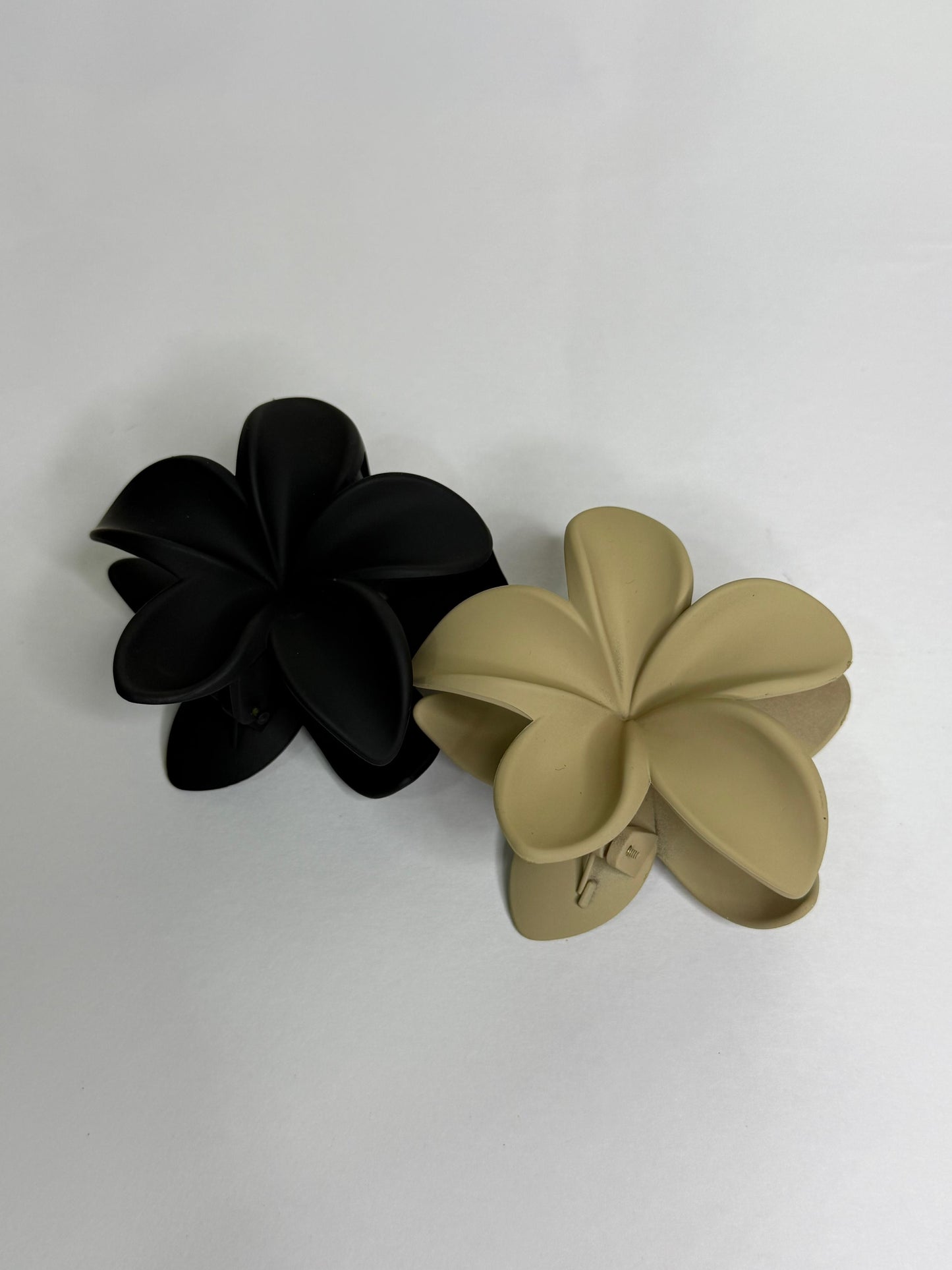 Mat Flower Claw Clip