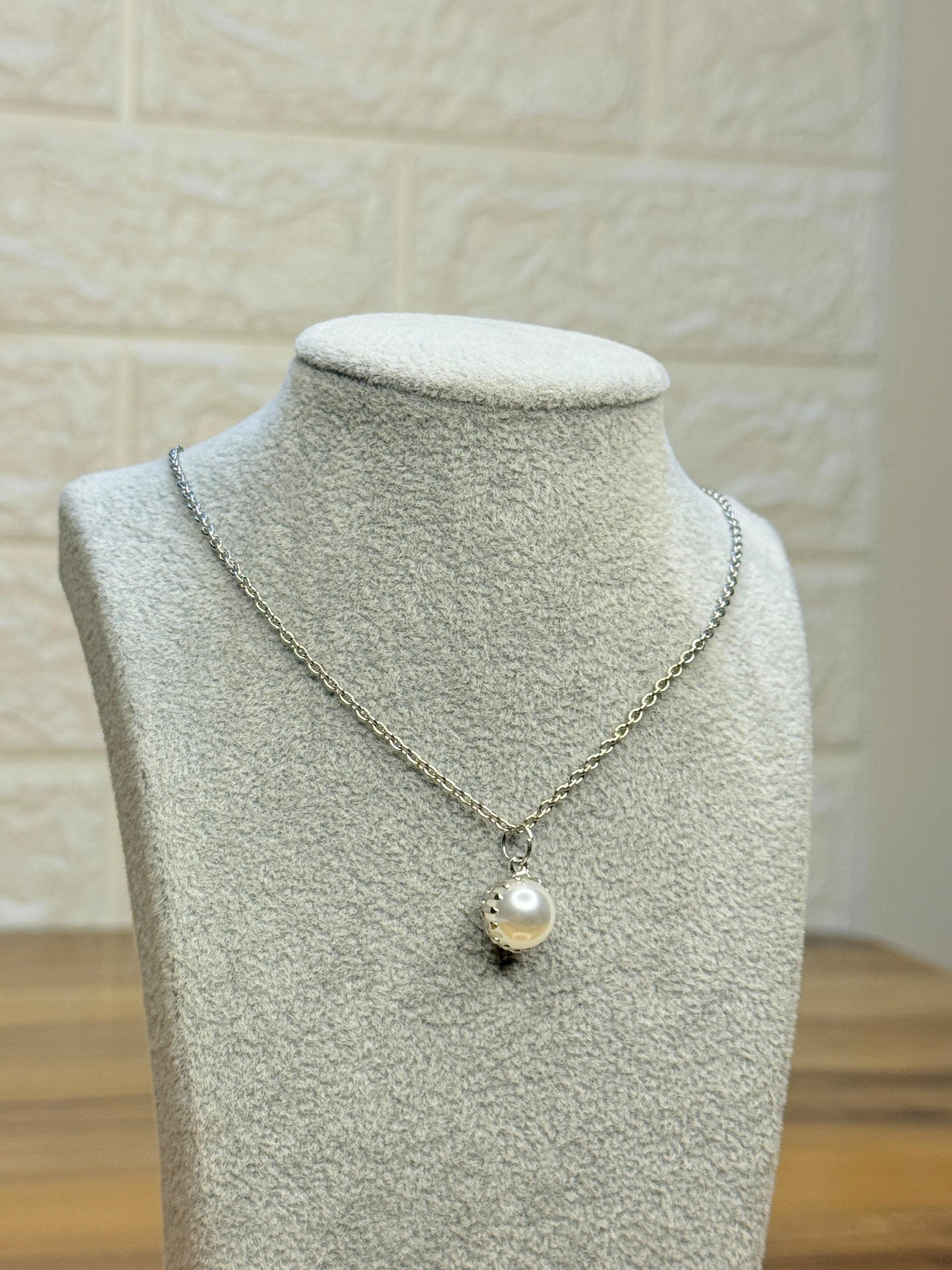 Dot Pearl Necklace