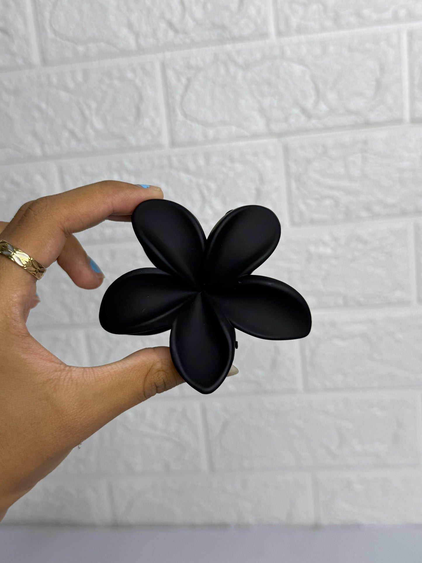 Mat Flower Claw Clip