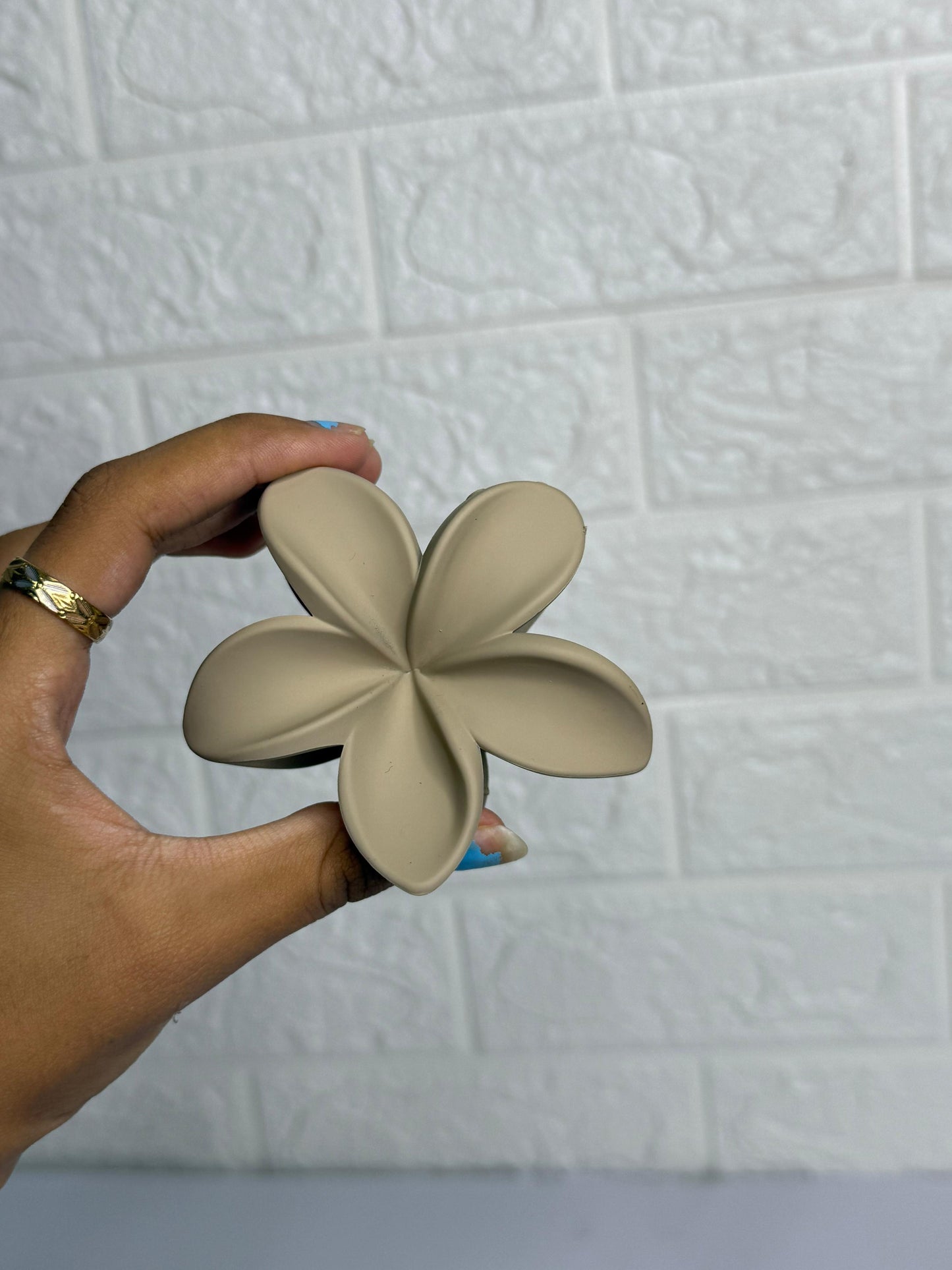 Mat Flower Claw Clip