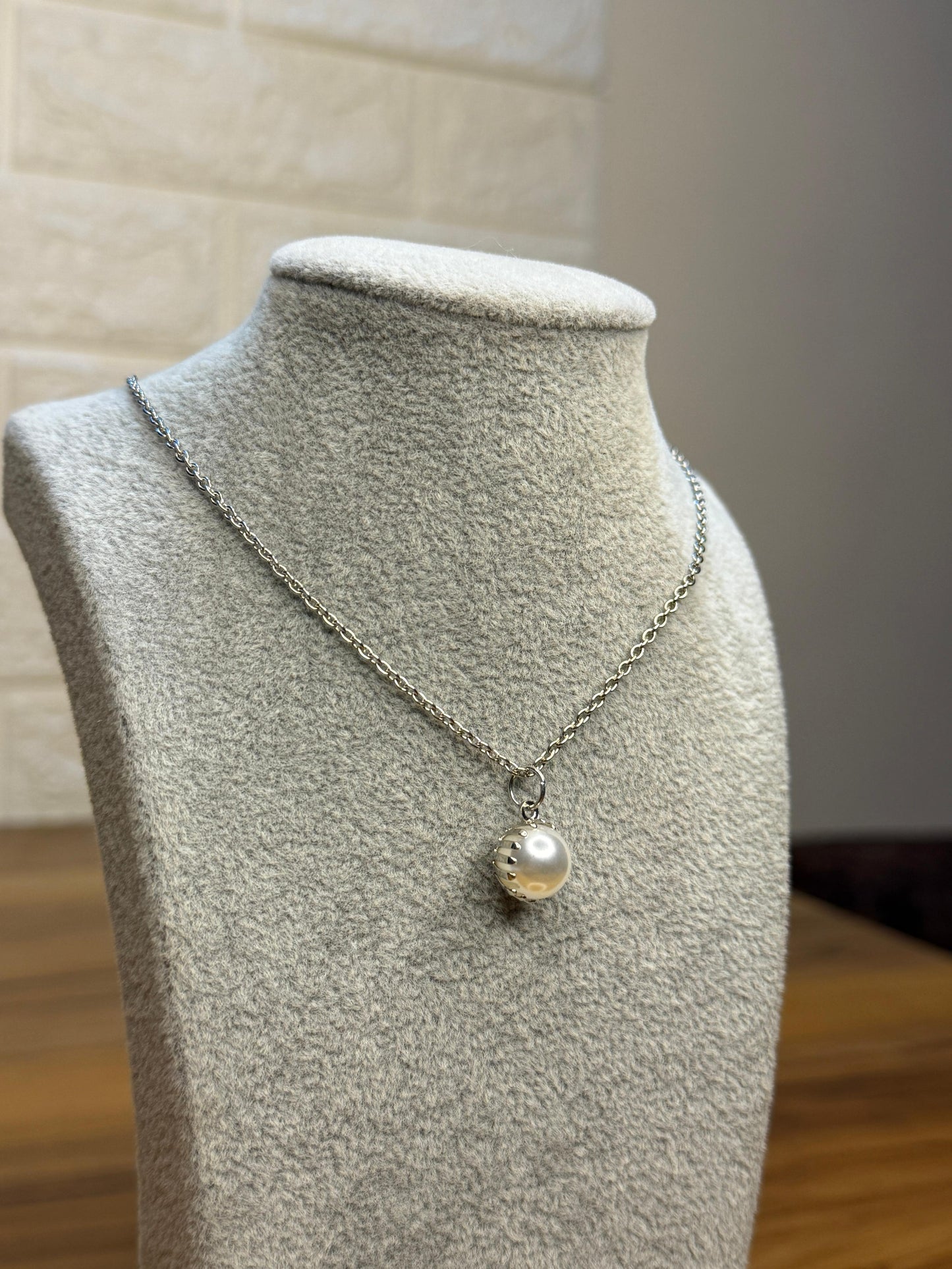 Dot Pearl Necklace